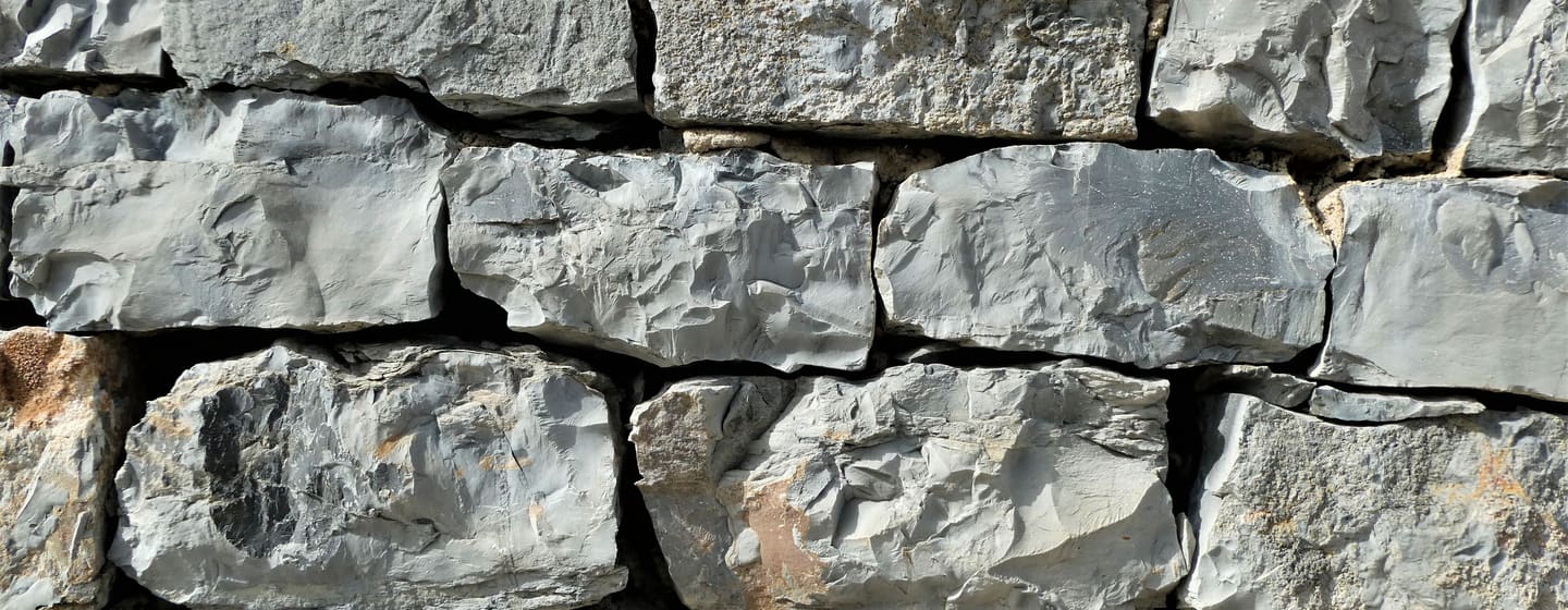 Mur de pierre calcaire en lumière rasante