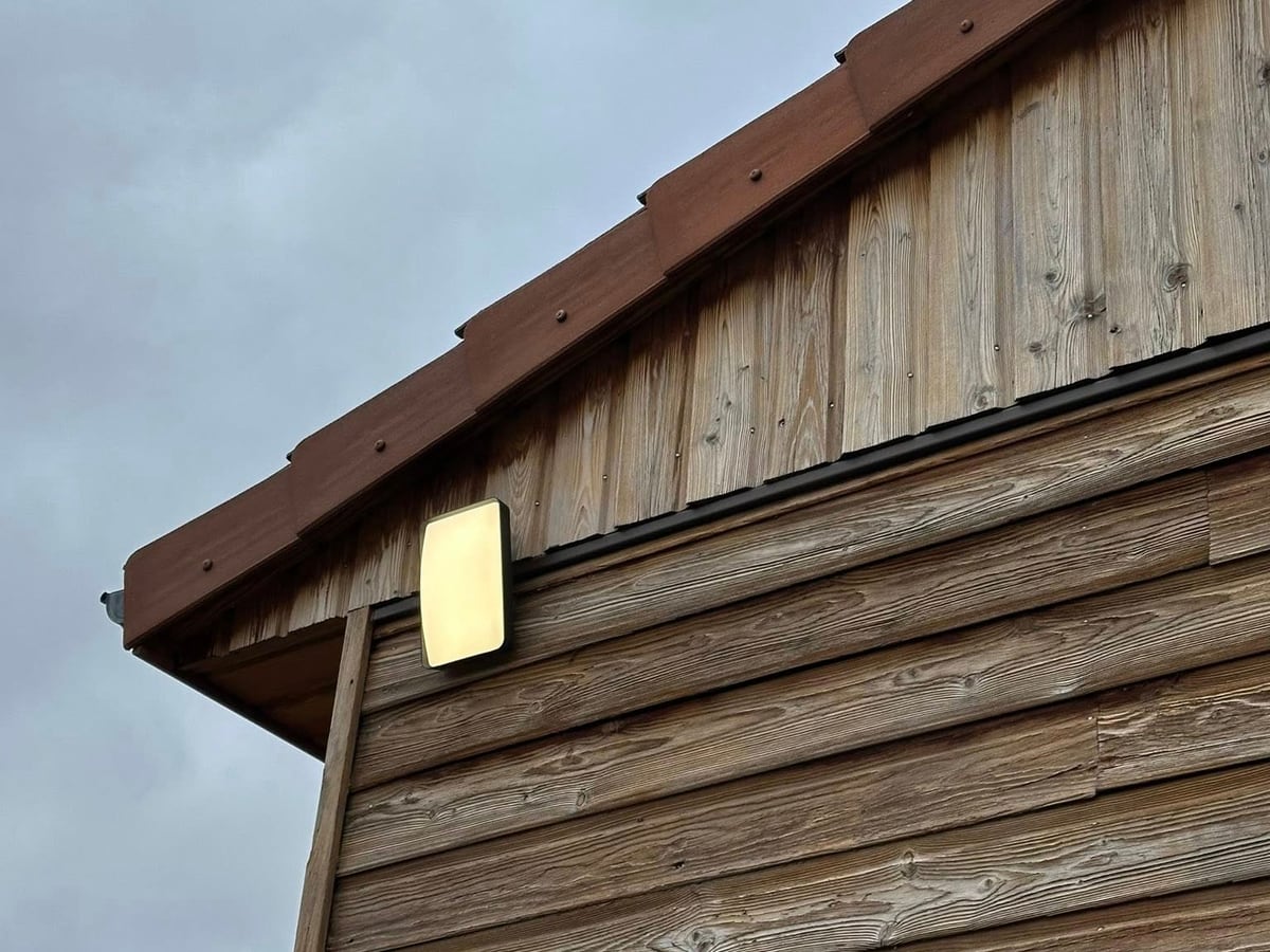 Applique extérieure allumée sur un bardage en bois