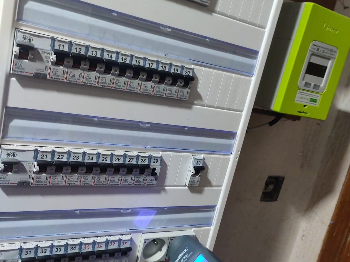 Tableau électrique complet aux circuits numérotés après une installation neuve