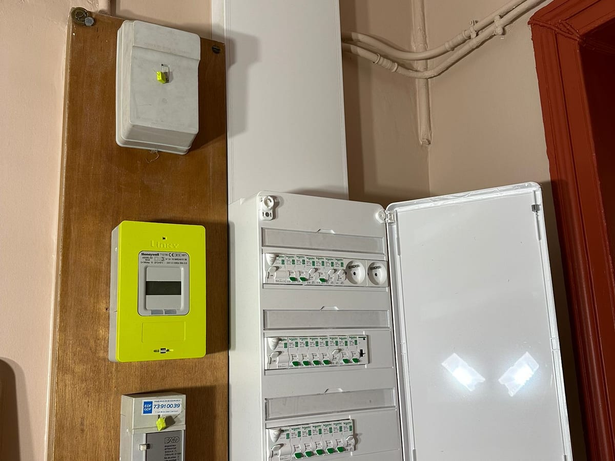 Installation électrique neuve posée à côté de l'ancien branchement lors d'une rénovation