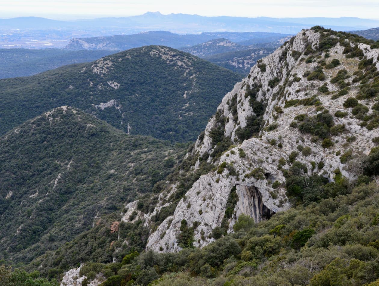 Barre rocheuse calcaire et garrigue de l'arrière-pays grassois